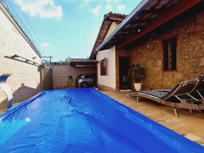 Casa com piscina - 3 quartos com 1 suíte