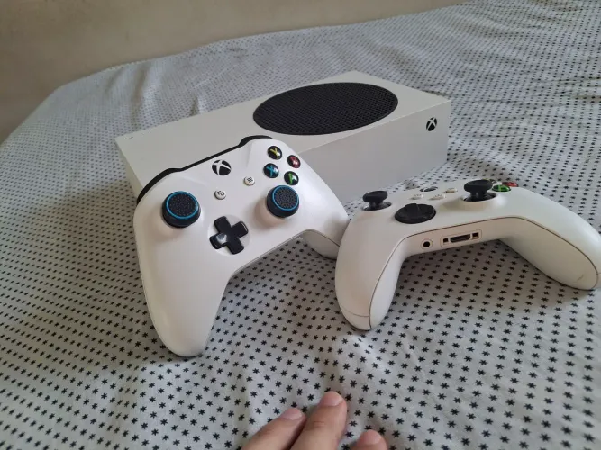 Xbox Series S - 2 Controles
