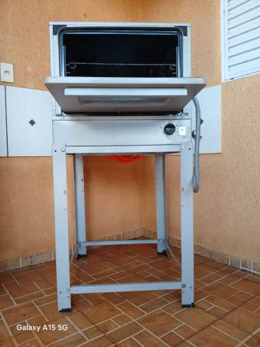 Forno Venâncio a gás com mangueira e registro.