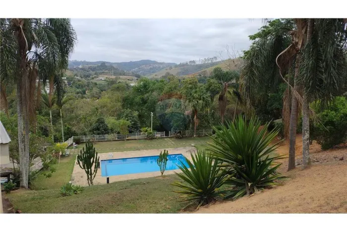 Sítio, com piscina, área de lazer e casa de 300m². Próximo do centro de Juiz de Fora-MG.