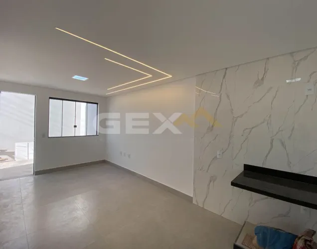 Casa á Venda com 03 Quartos no Bairro Jardim das Acácias em Divinópolis MG.