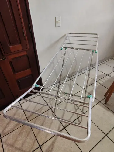 Varal de Chão Dobrável Grande - R$ 120