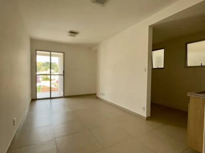 Apartamento com varanda e 2 quartos no Centro para venda e locação