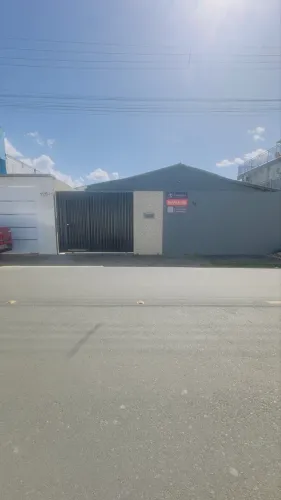 Aluga-se casa com excelente localização!