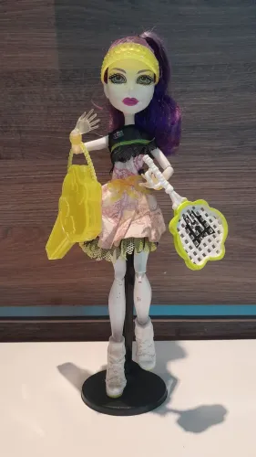 Monster High Spectra Vondergeist ( Ghoul Sports)
