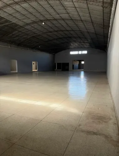 ALUGA-SE GALPÃO COMERCIAL DE 2.500 m² EM FRENTE AO SHOPPING CERRADO