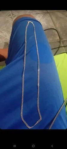 É uma codinha de prata de ela 3mm 70cm e ela está semi nova