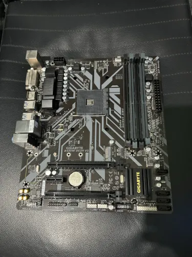 Placa mãe Gigabite B450M soquete AM4