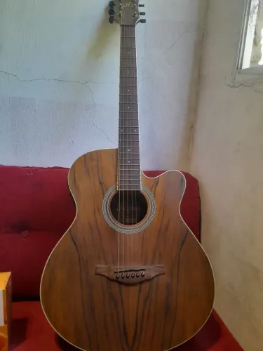 Vendo um violão semi-novo Hofina