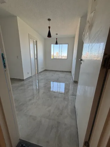 Apartamento moderno com fino acabamento: vinílico e porcelanato premium