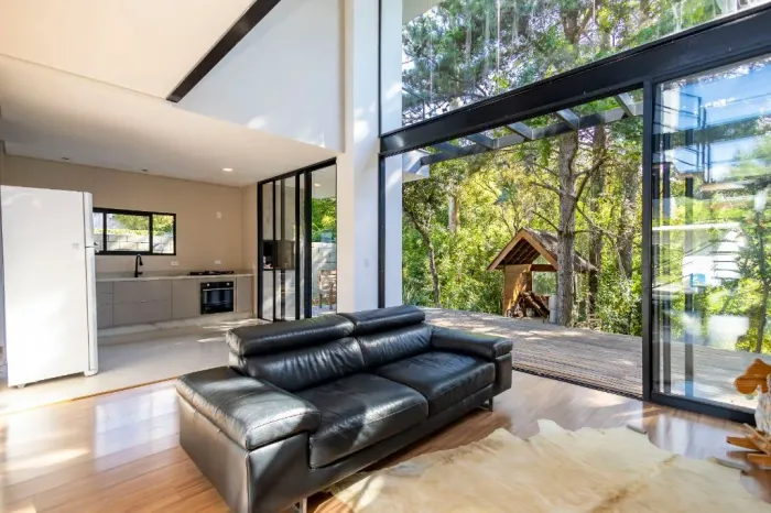 Linda casa de 3 quartos, com estilo moderno, com bosque privativo, ao lado do Parque Tangu