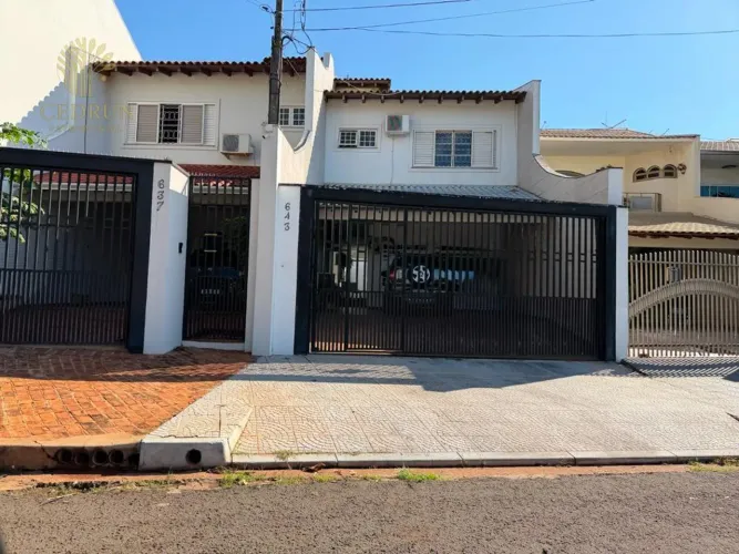 Sobrado com 221 m², área gourmet e garagem para 4 carros por R$ 650 mil