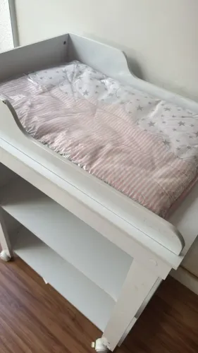 Trocador de Bebê Branco com Colchonete e Rodinhas Trocador de Fraldas para Bebê Lucca Bran