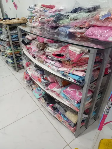 Estoque de confecções infantil e juvenil