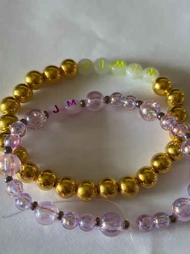 Pulseira de miçangas escrito ?Jimin?