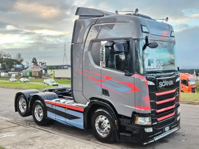 Scania R450 6x2 Ano 21 Euro 5 Painel TFT  Multimidia Farol de teto e Grade C/ Geladeira 