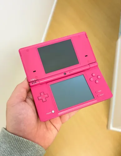 Nintendo Dsi com muitos jogos como Pokémon Mario e zelda
