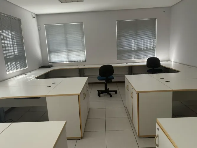 Mesa escritório em fórmica branca em L marca jumac