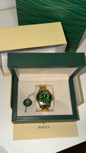 Rolex Submariner Date em ouro amarelo 18k, com mostrador e luneta verdes