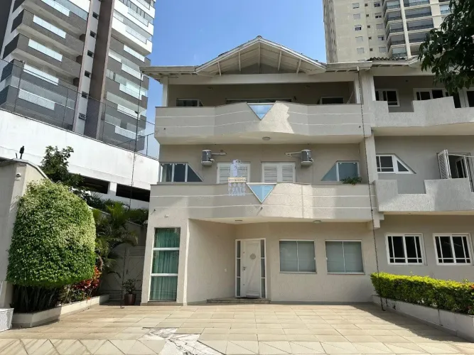 Casa em condomínio à venda na Vila Rosália.
