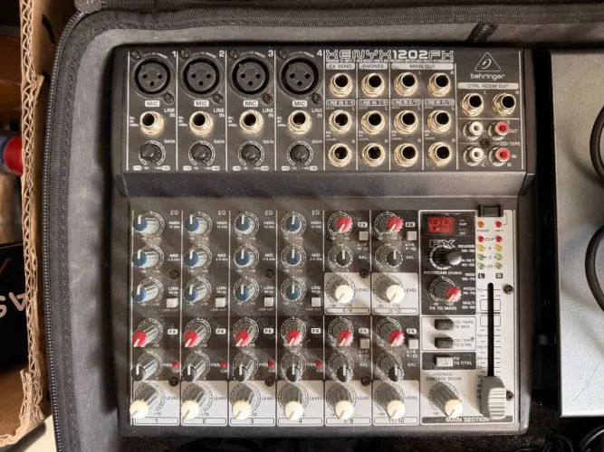 Mesa de Som Behringer XENYX QX1202USB - 12 Canais com Efeitos
