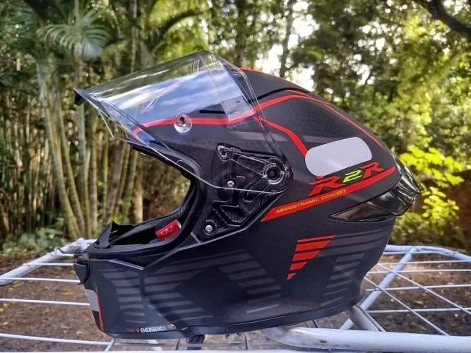 Capacete kyt r2r, com óculos interno.