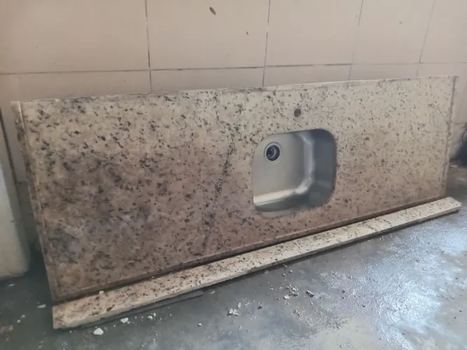 Pia de cozinha/Bancada em granito 1,80m x 0,60m.