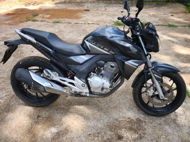 Moto em perfeito estado e com baixa quilometragem.
