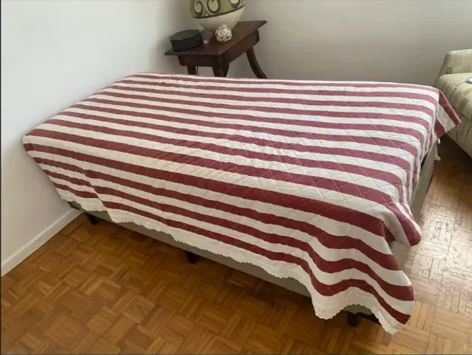 Colcha Listrada vinho e creme- bordado inglês na barra - 143 x 235cm