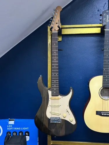 Guitarra Yamaha 