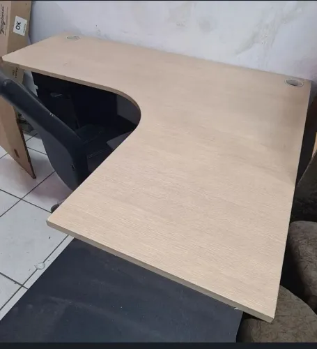 Tampo de mesa 1.60 x 1.40 com pés desmontados