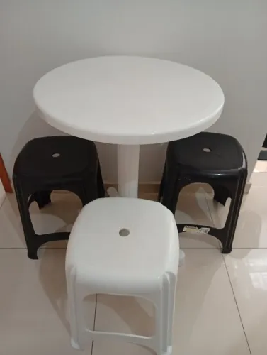 Conjunto mesa com 3 bancos de plástico.