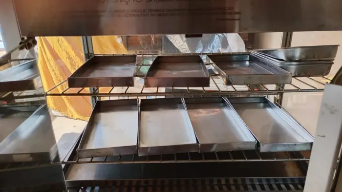Vendo estufa de salgados 8 bandejas usada porém funcionando perfeitamente