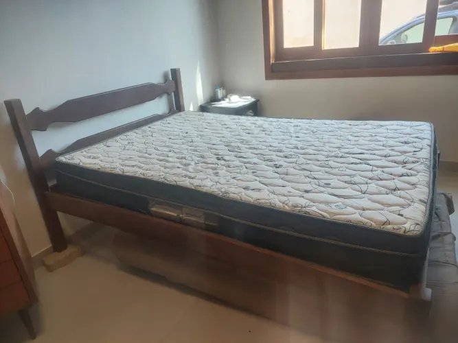 Cama em madeira maciça com colchão de casal ortopédico em ótimo estado de conservação