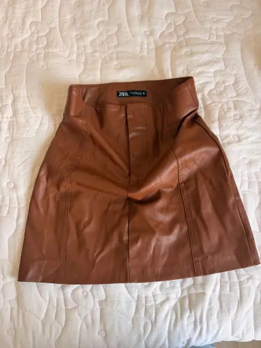 Saia curta de couro ZARA