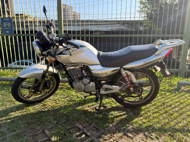 Moto Suzuki GSR 150