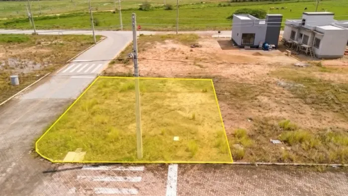 Lote de Esquina com 315 m² no Loteamento Três Caminhos