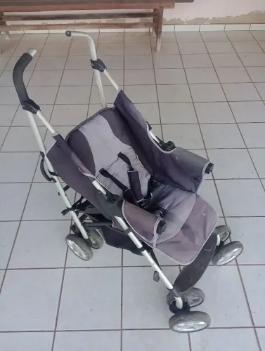 Vendo Um Carrinho de bebê