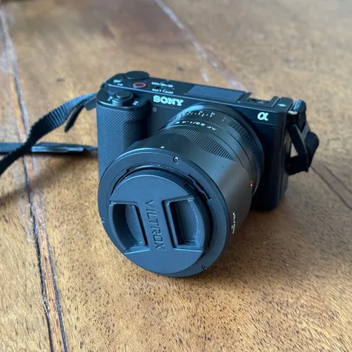 SONY ZVE-10 + LENTE VILTROX 23MM 1.4 (SEM TROCAS)