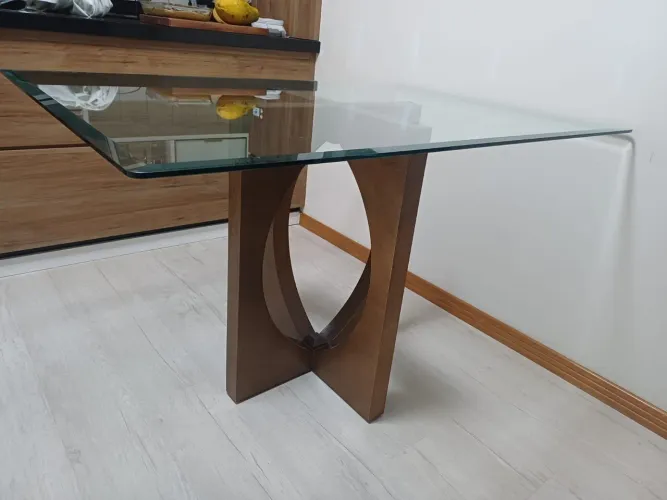 Mesa com tampo de vidro