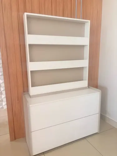 Vendo conjunto de baú e livreiro