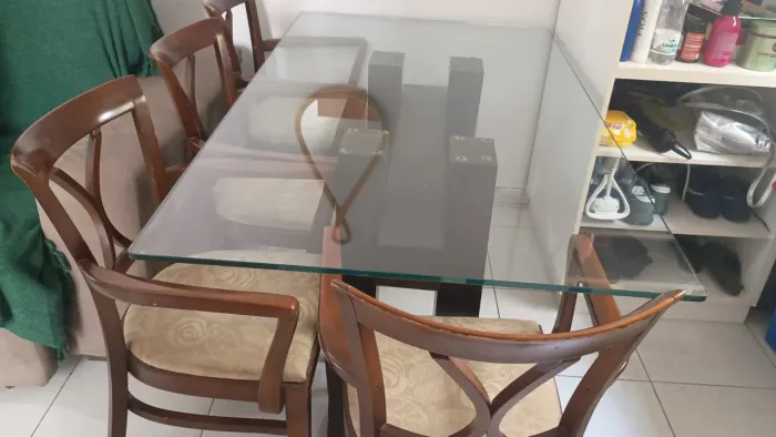 Mesa tampo de vidro com 4 cadeiras