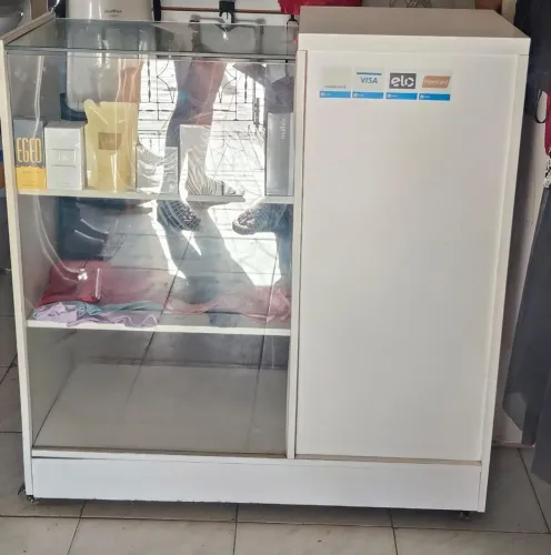 Balcão vitrine pra vender logo