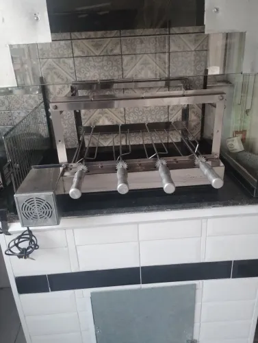 Churrasqueira grill aço INOX com 4 espetos, motor bivolts