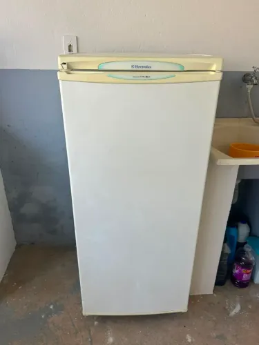 Vendo Freezer vertical branco