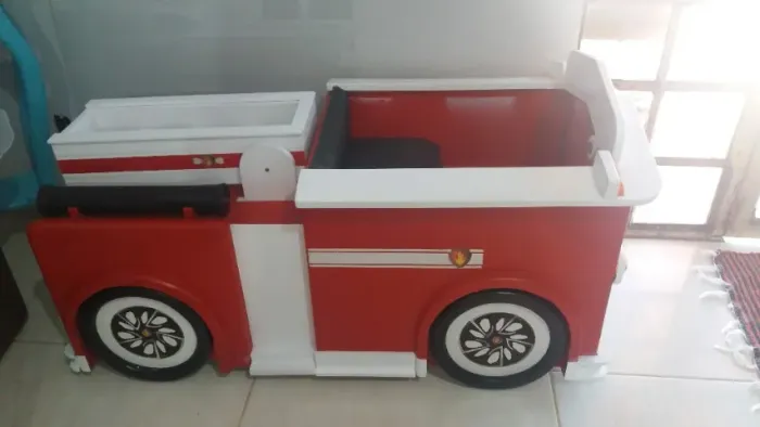 Carro de bombeiro todo de madeira