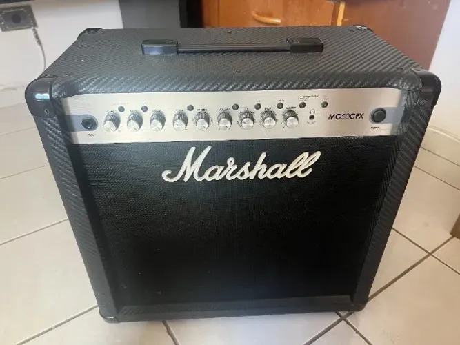 Cubo Marshall com footswitch para guitarra MG50CFX