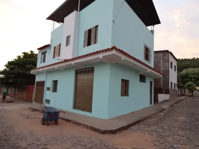 Predinho com apto + terraço + garagem + duas lojas
