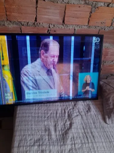 Tv 43 polegadas com defeito