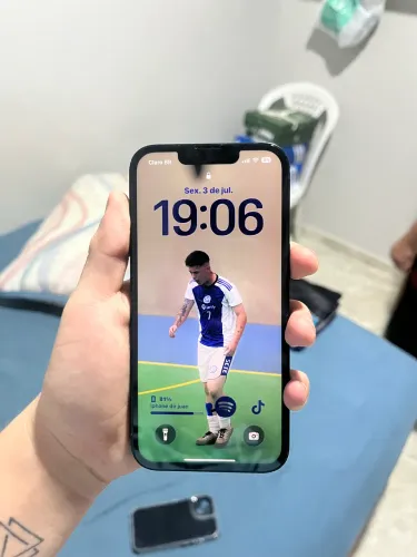iPhone 13 (semi novo) .